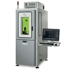 Una máquina de grabado láser gris con una ventana verde, una unidad de control y una interfaz de computadora en una plataforma montada lateralmente.