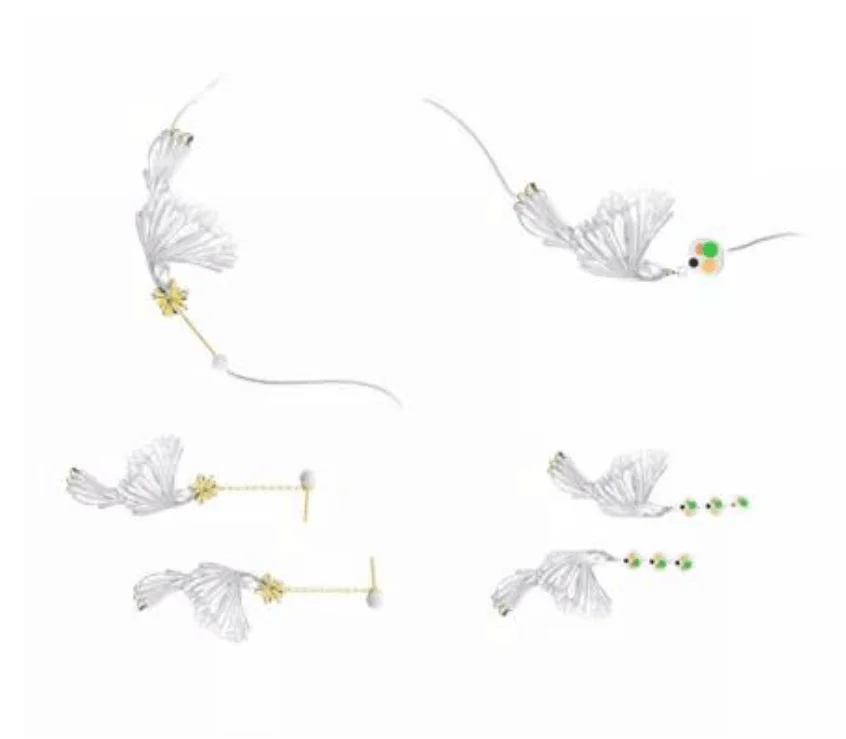 Delicado conjunto de joyas de plata con motivos de plumas y flores, compuesto por collar, pendientes y horquillas, adornado con pequeñas gemas verdes.