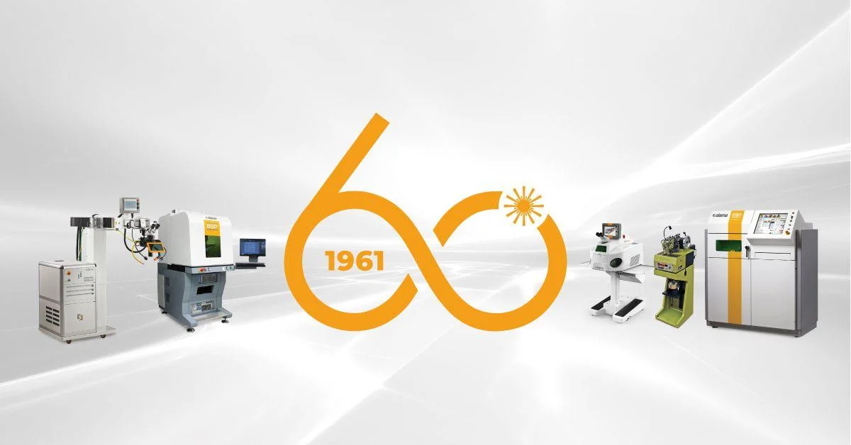 Celebramos nuestros primeros 60 años con una pancarta de aniversario que muestra "60" en naranja vibrante, adornado con varias máquinas industriales y "1961" colocado artísticamente dentro del cero, en honor a Sisma 1961-2021.