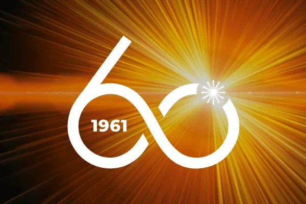 Número "60" estilizado con "1961" dentro del "6" sobre un fondo naranja radiante, con un punto brillante en el "0".