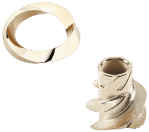 Se muestra un anillo de tira de Möbius de oro sobre un pequeño componente de metal dorado de forma intrincada sobre un fondo liso.