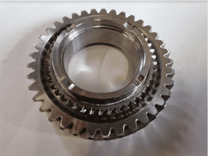 Detalle de soldadura en componente de automoción