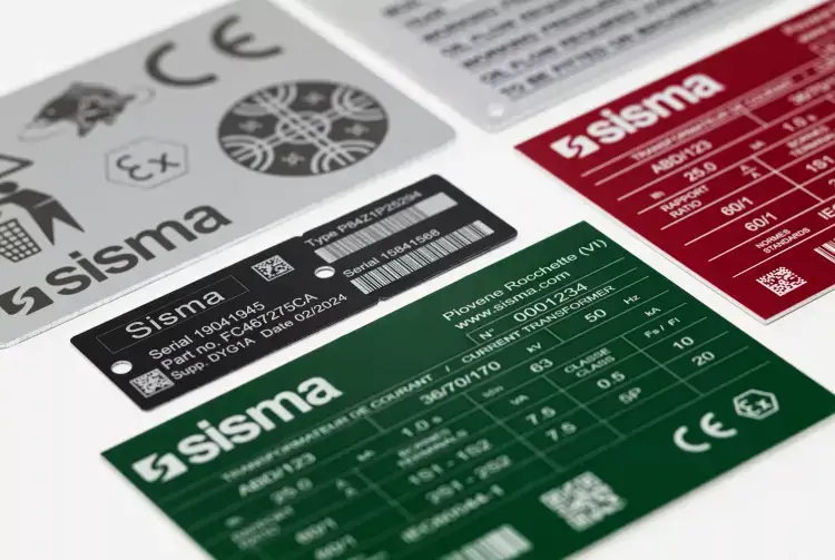 Una selección de placas de identificación y etiquetas metálicas industriales Sisma en varios colores, cada una con información técnica y detalles de identificación.
