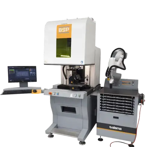 Máquina láser industrial con monitor de ordenador y brazo robótico, utilizada para tareas de fabricación o grabado de precisión.