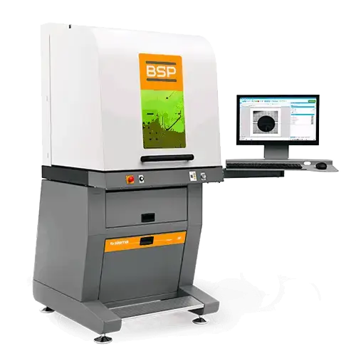 Máquina de inspección industrial con panel de control y monitor de visualización de datos, utilizada para el control de calidad o el análisis en entornos de fabricación.