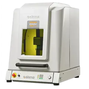 Una máquina de grabado por láser Sisma compacta con una ventana frontal, botones de control y luces indicadoras, con la etiqueta "EASY".