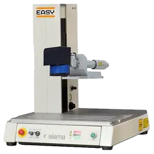 Máquina industrial de marcado por láser con una superficie de trabajo plana, botones de control y un brazo vertical con las etiquetas "EASY" y "sisma".