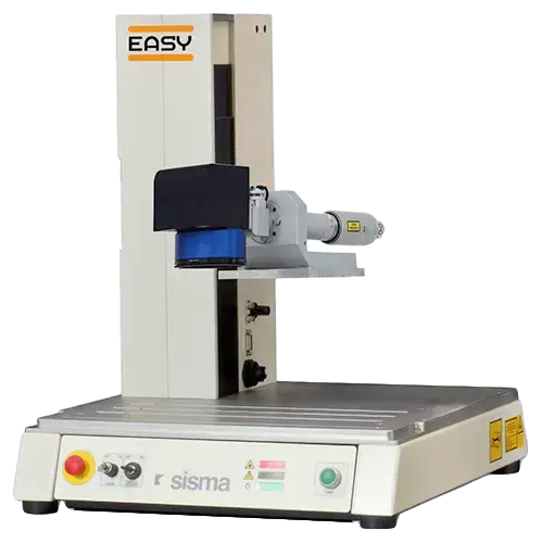 Una máquina de marcado láser de sobremesa con botones de control, etiquetada como "Sisma" en la parte frontal, y una columna vertical que soporta el cabezal de marcado.