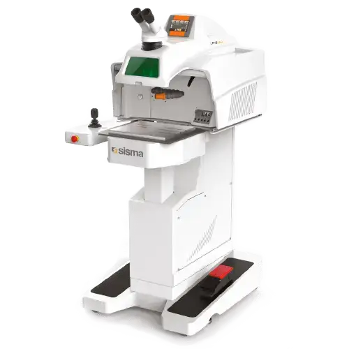 Soldadora láser Sisma blanca con panel de control, microscopio y pedal, utilizada para aplicaciones industriales y de metalurgia de precisión.