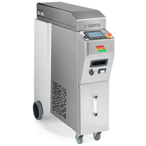 Una máquina industrial de acero inoxidable con pantalla táctil, botones de control, luces indicadoras y ruedas, etiquetada como "SISMA SL 35".