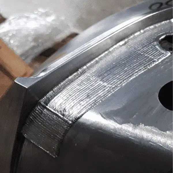 Superficie metálica con cordones de soldadura