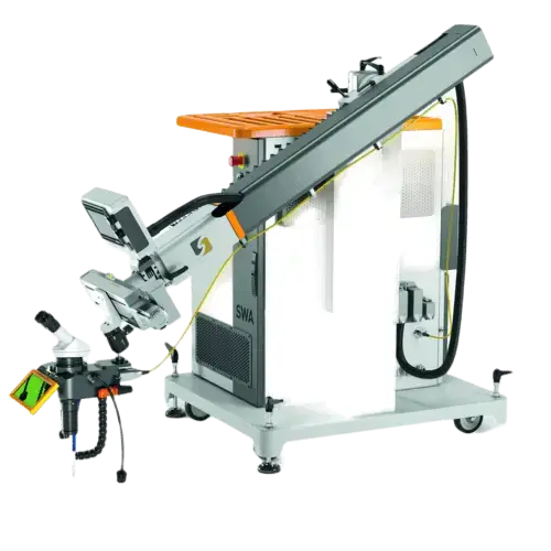 Máquina industrial con una cinta transportadora y componentes mecánicos, montada sobre ruedas, diseñada para tareas automatizadas de manipulación o procesamiento de materiales.