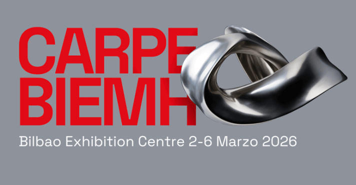 Fondo gris con un texto rojo en negrita que dice "CARPE BIEMH". Una escultura abstracta metálica se superpone al texto. Debajo, el texto en blanco dice "Bilbao Exhibition Centre 2-6 Marzo 2026". Inspirado en la innovación de la 31ª BIEMH 2022.