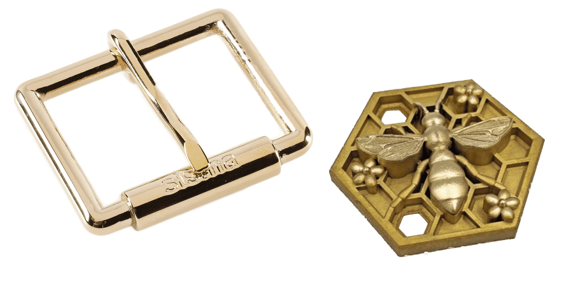 Una hebilla de cinturón dorada junto a un emblema hexagonal de latón con un diseño de abeja y panal en relieve.