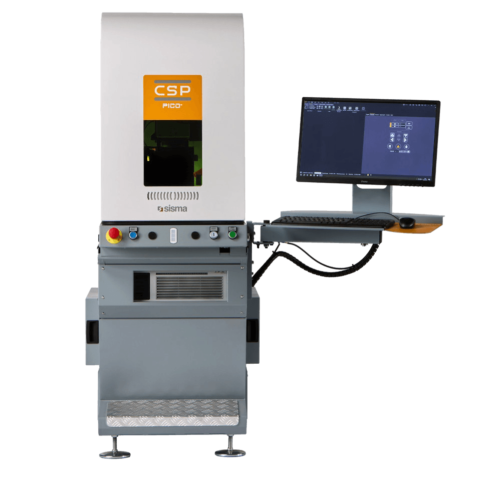 Máquina industrial de marcado por láser con panel de control y monitor adjunto que muestra la interfaz de software, marca "CSP PRO" de Sisma.