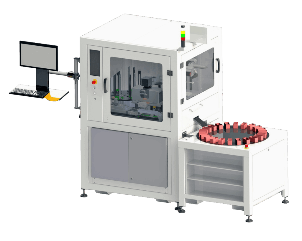 Máquina industrial automatizada con zona de procesamiento cerrada, mesa giratoria con soportes rojos y estación de trabajo informática lateral sobre fondo blanco.
