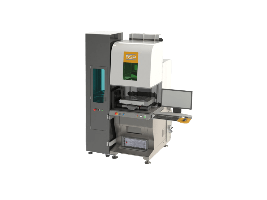 Máquina industrial automatizada BSP con panel de control, pantalla de visualización y zona de procesamiento cerrada, diseñada para tareas de fabricación o montaje sobre fondo gris claro.