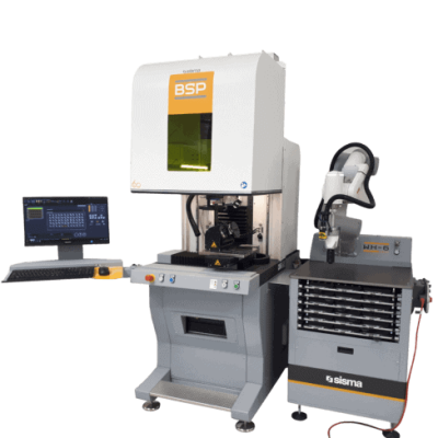 Máquina de grabado láser industrial con cubierta etiquetada "BSP", un panel de control con teclado y pantalla y un brazo robótico conectado.