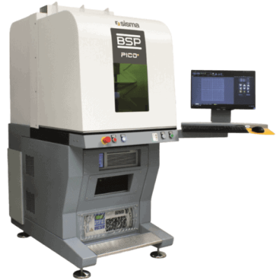 Máquina de grabado láser industrial con panel de control con monitor y teclado. La máquina presenta un diseño en blanco y gris con varios botones e indicadores en la parte frontal.