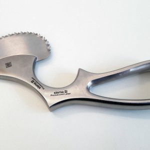 Se coloca un instrumento quirúrgico de acero inoxidable curvado y dentado con un mango ergonómico sobre una superficie blanca.