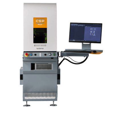 Máquina industrial de marcado por láser con panel de control y monitor adjunto que muestra la interfaz de software, marca "CSP PRO" de Sisma.