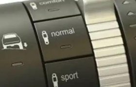 Primer plano del selector de modo de conducción de un automóvil que muestra los botones para los modos "confort", "normal" y "deportivo".