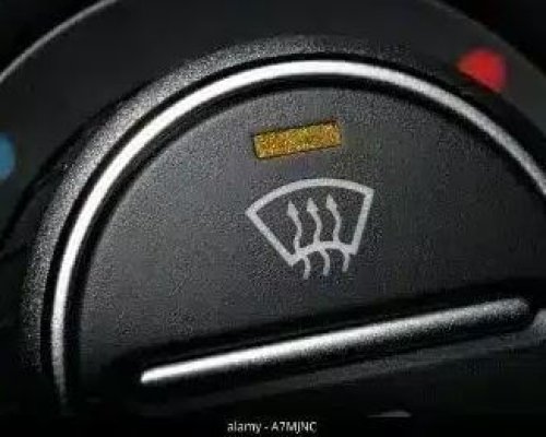 Primer plano del botón del desempañador de la ventana trasera de un automóvil, con un símbolo de líneas onduladas.