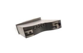 Bloque de metal con el número 5 grabado en un extremo y "482B" inscrito en el lateral, sobre un fondo blanco liso.
