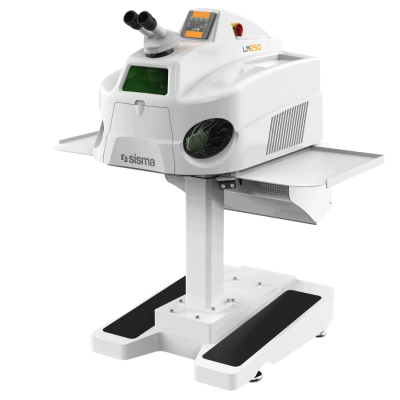 Una gran máquina industrial blanca con pantalla digital y dos lentes salientes en la parte superior. Descansa sobre una base con ruedas.