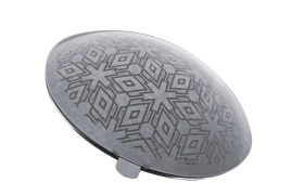 Un objeto metálico redondo con un patrón geométrico grabado que presenta formas de diamantes.