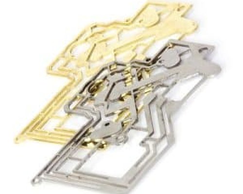 Sobre una superficie blanca se colocan dos abrebotellas metálicos en forma de llave, uno dorado y otro plateado.