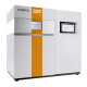 Una impresora 3D industrial Sisma Mysint 100 con un panel de control táctil y una franja vertical naranja en la parte delantera.
