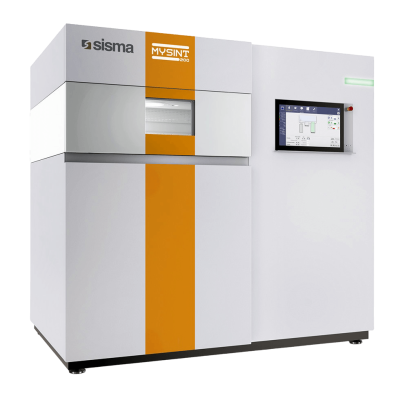 Una impresora 3D industrial Sisma Mysint 100 con un panel de control táctil y una franja vertical naranja en la parte delantera.