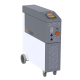 Una máquina industrial gris y blanca rotulada "SL 150F" con un panel de control, botón de parada de emergencia y ruedas para su movilidad.