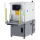 Máquina industrial con panel de control, frontal transparente y monitor de datos. La máquina está protegida por un exterior blanco y gris con barras de seguridad amarillas.