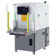 Máquina industrial con panel de control, frontal transparente y monitor de datos. La máquina está protegida por un exterior blanco y gris con barras de seguridad amarillas.