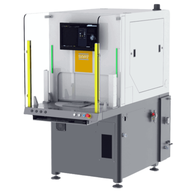 Máquina industrial con panel de control, frontal transparente y monitor de datos. La máquina está protegida por un exterior blanco y gris con barras de seguridad amarillas.