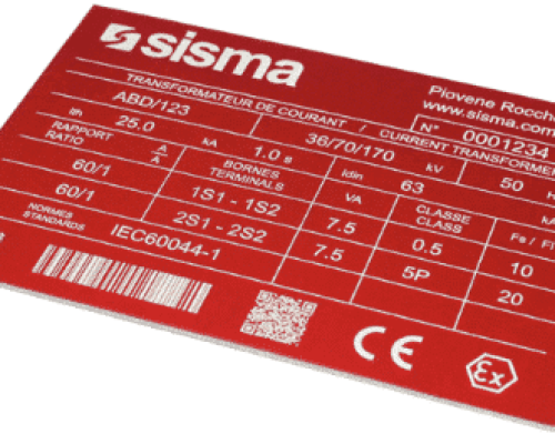 Placa de datos roja para un transformador de corriente Sisma, que muestra especificaciones como número de modelo, relación, terminales, carga, clase y estándares de cumplimiento.