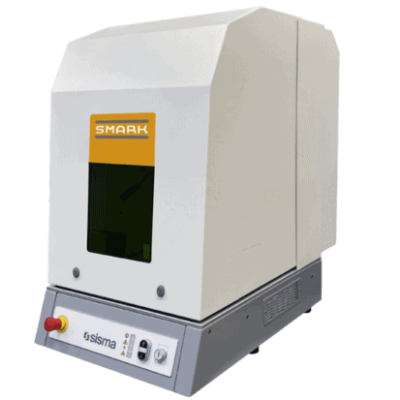 Una máquina Sisma Smark blanca y gris con botones de control y un interruptor de parada de emergencia en el panel frontal.