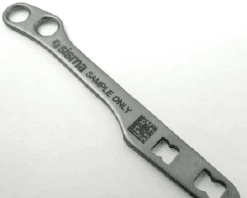 Un soporte metálico alargado con el texto "sisima SAMPLE ONLY" y un código QR, con orificios en ambos extremos, se muestra sobre un fondo liso.