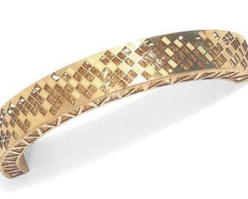 Una pulsera dorada con una superficie a cuadros de diamantes y detalles grabados en los bordes.