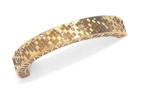 Pulsera de oro con diseño geométrico, que combina cuadrados y triángulos sobre un fondo blanco liso.