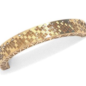 Pulsera de oro con diseño geométrico, que combina cuadrados y triángulos sobre un fondo blanco liso.