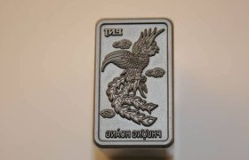 Un sello gris con un diseño y texto de fénix grabado.