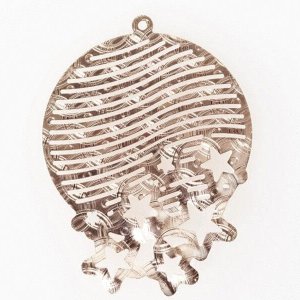 Un adorno circular con lineas onduladas y formas de estrellas colgando de la parte inferior, todo en acabado metálico.