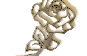 Obra de arte de rosa metálica con diseño recortado, que presenta una sola flor y un tallo con hojas.