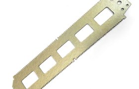 Hoja de sierra rectangular con bordes dentados y cuatro grandes cortes rectangulares, con dos orificios en el extremo superior, sobre un fondo blanco.