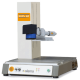 Una máquina de grabado láser compacta con etiqueta "EASY-GO", que presenta una base gris y estructura vertical, y varios botones de control en el panel frontal.