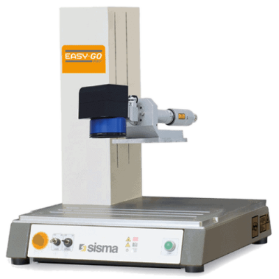 Una máquina de grabado láser compacta con etiqueta "EASY-GO", que presenta una base gris y estructura vertical, y varios botones de control en el panel frontal.