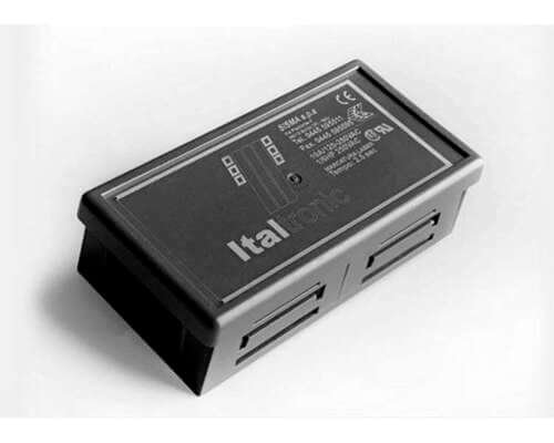Caja electrónica Italtronic negra con panel rotulado, ranuras para indicadores y marcas de certificación sobre fondo blanco.